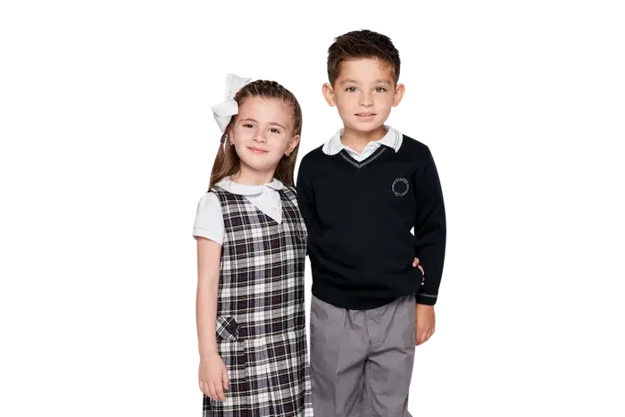 Dos estudiantes de uniforme escolar posando juntos en fondo blanco para retrato institucional